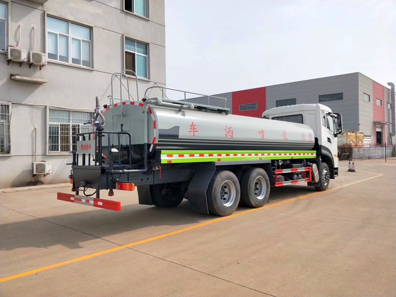 五、國六東風(fēng)天龍后雙橋20噸灑水車管路系統(tǒng): 由管道、四位三通球閥、直通球閥、過濾網(wǎng)、出水口(前沖后灑、側(cè)噴;高位側(cè)花灑;后工作平臺(tái),帶綠化灑水高炮)組成。 五、國六東風(fēng)天龍后雙橋20噸灑水車管路系統(tǒng): 由管道、四位三通球閥、直通球閥、過濾網(wǎng)、出水口(前沖后灑、側(cè)噴;高位側(cè)花灑;后工作平臺(tái),帶綠化灑水高炮)組成。