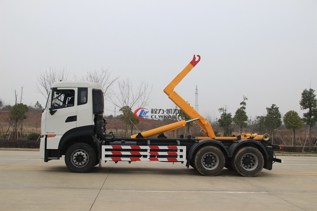東風天龍后雙橋勾臂式垃圾車
