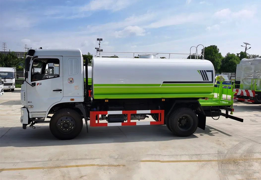東風(fēng)華神12噸灑水車側(cè)面圖
